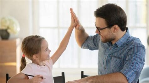 Tėvai ir vaikas, bendraujantys ramiai