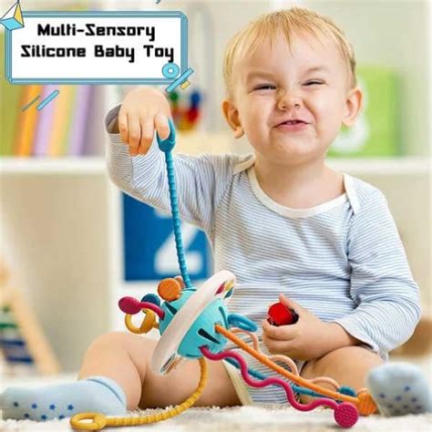 Vaiko ranka spaudžia paspirtuko stabdį