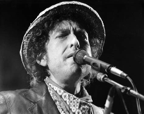 Jaunas Bobas Dylanas su gitara