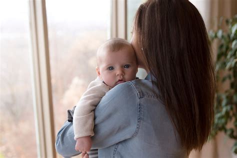 Vyras glaudžiai bendrauja su savo kūdikiu