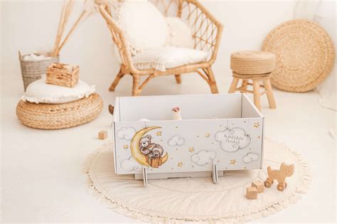 Įvairūs kūdikių rinkiniai ant lentynų