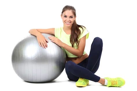 Moteris, atliekanti pratimus su gimnastikos kamuoliu