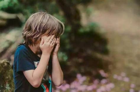 vaikas verkia prie namų darbų