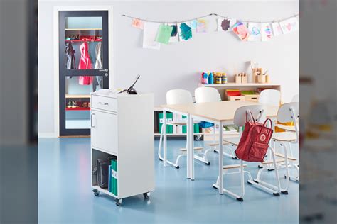 vaikas sėdi prie tvarkingo darbo stalo