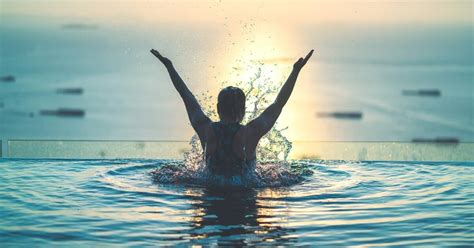 Moters rankos laiko kūdikio pėdas vandenyje