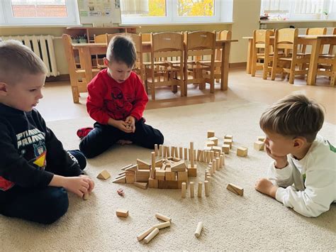 Vaikai statydami namelius Tolerancijos gatvei