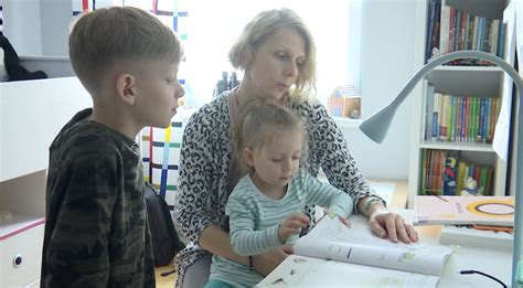 Pedagogai ir vaikai bendrauja